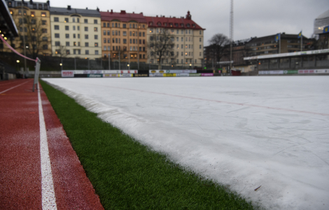 Zinkensdamm, inträngd bland husen på söder i Stockholm. 1937 invigdes arenan och mycket är sig likt än idag. Nu vill bandyfolket i Hammarby tjata på politikern igen. "Skapa i alla fall en modern arena som också gynnar alla boende runt arenan". Fot: Jessica Gow, TT1