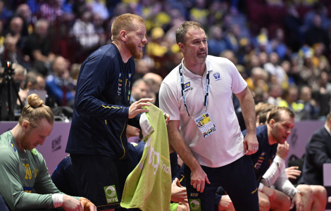 Jim Gottfridsson och förbundskapten Michael Apelgren diskuterar skeendet under mötet med Ungern i Malmö Arena. Foto: Johan Nilsson / TT