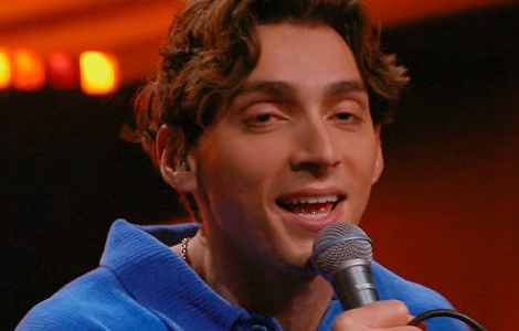 En lycklig Armando Duplantis greppade mikrofonen och sjöng sin egen låt i direktsändning. Foto: SvT