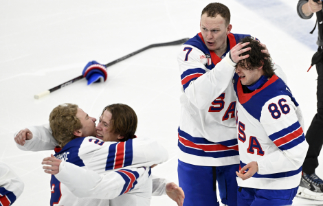 Varken publik eller lagkompisar visste hur de tillräckligt mycket skulle belöna och klappa om målvakten Connor Hellebuyck. Foto: TT