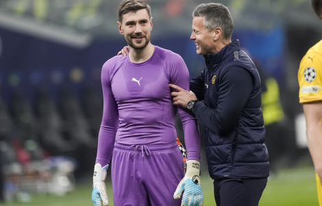 Lyckliga. Ttränaren Kjetil Knutsen och målvakten, Nikita Haikin efter Bodö/Glimts seger mot inter hemma på Aspmyra Stadion/Glimt. Foto: Terje Pedersen / NTB