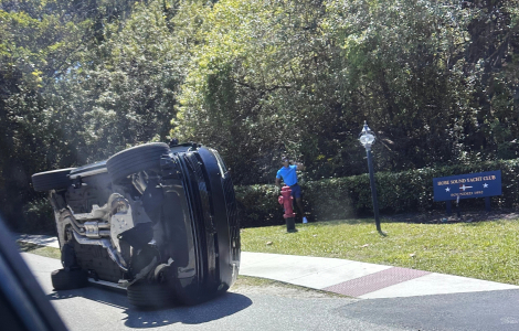 Golfer Tiger Woods stands betraktar sin kraschade bil- och sitt öde. Olyckan skedde i samma område där han bor, i Jupiter Island i Florida. Foto: Jason Oteri, AP Photo/