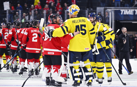 -Tack, kompis. Kanadas Sidney Crosby och Sveriges målvakt Magnus Hellberg tackar varandra efter matchen som slutade 5-3 i ishockey-VM Foto: Anders Wiklund / TT