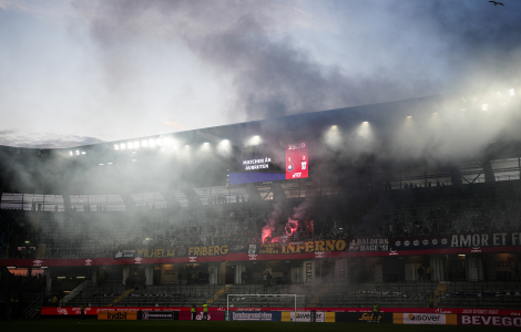 Bilden avv en allsvensk fotbollsaren 20026. Fans, supportrar - och bengaler samt pyroteknik på vid måndagens match i allsvenskan mellan Örgryte IS Fotboll och IFK Göteborg på Gamla Ullevi. Foto: Björn Larsson