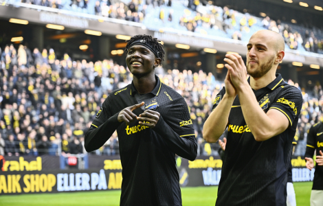 AIKs Zadok Yohanna och Amel Mujanic tackar klacken efter söndagens match mot Halmstad på Strawberry Arena. Foto: Anders Wiklund /