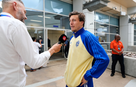 Victor Lindelof gör en intervju direkt efter ankomst till Dallas Fort Worth International Airport i, Texas. Foto: AP Photo/Tony Gutierrez
