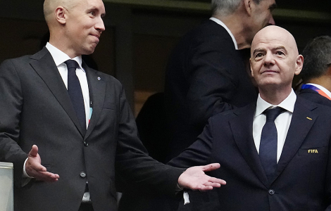 Svensk Fotbollls ordförande Simon Åström fick GIanni infantino som bordsgranne i Houston när Sverige mötte Holland. Vad herrarna pratade om har aldrig framkommit. Foto: Björn Larsson Rosvall / TT