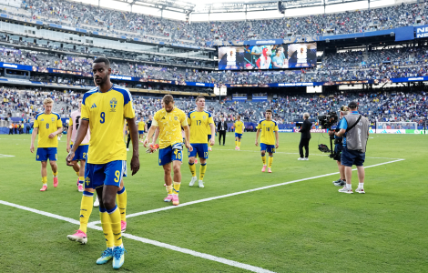 Tack för oss! Landslagsspelarna lämnar planen och VM. Avskedet på New York New Jersey Stadium blev ändå hedersamt. Foto: Björn Larsson Rosvall / TT