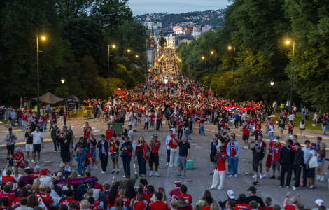 Oslo blev proppat av glada och lyckliga människor, och i synnerhet på paradgatan Karl Johan blev trängseln nästan för stora vid hyllningarna då fotbollshjältarna återvände från succén i VM. Foto: Trond R. Teigen / NTB