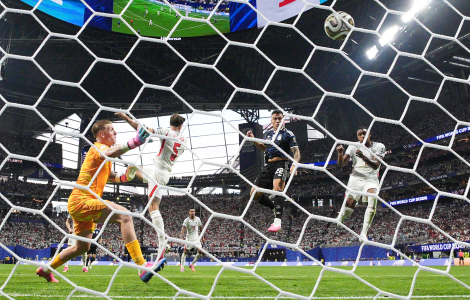 Argentinas Lautaro Martinez (22) står för avgörande målet utan att målvakten Jordan Pickford kan förhindra det. Foto: Jacob Kupferman, AP Photo