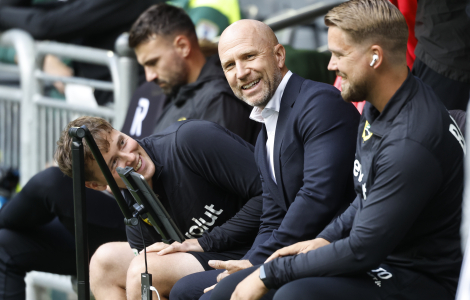 Henrik Rydström blev uppsagd i Malmö FF, men antog ett anbud från Hammarby. här ses han på Bajens ledarbänk vid en av de första matcherna i sin nya roll Foto: Stefan Jerrevång / TT