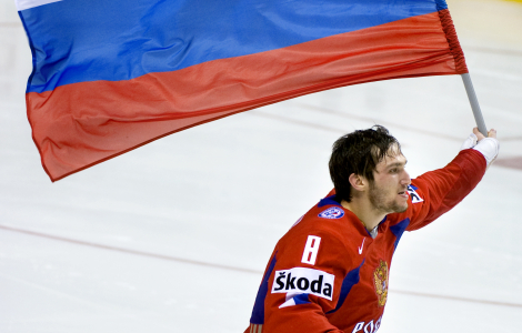 En efterlängtad bild för ryssar..Största stjärnan,Alexander Ovechkin, med flaggan efter en seger för landslagetFoto: Claudio Bresciani /
