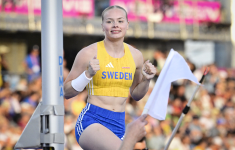 En mycket lycklig svensk representant under intensiva veckan med OS-karaktär - Kajsa Roth som utmärkte sig i i damernas stavhopp under friidrotts-EM på Alexander Stadium i Birmingham. * Foto: Jonas Ekströmer / TT