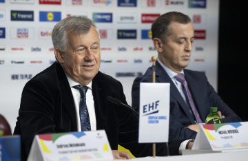 Michael Wiederer, president Europeiska Handbolls Förbundet, EHF, meddelar att man har sålt över en miljon biljetter under handbolls-EM vid en presskonferens i Lanxess Arena i Köln på lördagen. Foto: Fredrik Sandberg / TT