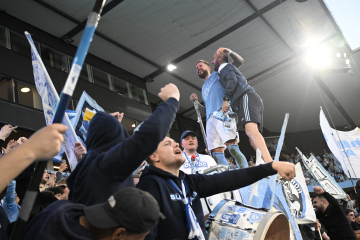 Malmös lagkapten Pontus Jansson firar med Malmös supportrar. Foto: Johan Nilsson / TT
