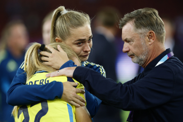 Smilla Holmberg som missade sista straffen deppar och tröstas av Fridolina Rolfö och förbundskapten Peter Gerhardsson efter förlusten i torsdagens kvartsfinal i damernas fotbolls-EM mellan Sverige och England på Letzigrundstadion i Zürich. *** Bilden ingår i SPORTPAKET. För övriga BETALBILD Foto: Adam Ihse / TT