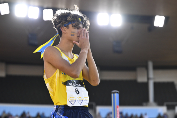 När strålkastarns plötsligt tänds. När uppmärksamheten uppstår. Här en lycklig Melvin Lycke Holm under lvid höjdhoppet i Finnkampen på Olympiastadion i Helsingfors. Foto: Anders Wiklund / TT