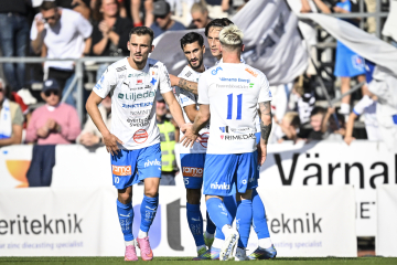 Kämpar tappert. Värnamos Noah Shamoun jublar med lagkamraterna efter att ha reducerat till 1-2 under matchen mot BK Häcken på Finnvedsvallen. Foto: Mikael Fritzon / TT