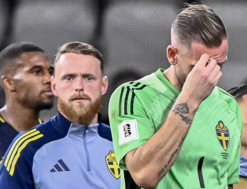 Robin Olsen deppar efter sitt misstag. Foto: Jonas Ekströmer / TT