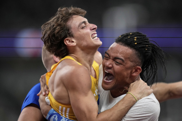 Konkurrenter och beundrare på en och samma gång. Amerikanen Sam Kendricks ovch greken Emmanouil Karalis firar och kramar Armando. Foto: AP Photo/Louise Delmotte