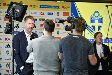 Förbundskapten Graham Potter intervjuas efter att han presenterat sin första trupp i fotbollslandslaget för herrar inför kommande VM-kvalmatcher. Foto: Pontus Lundahl / TT