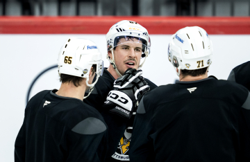 Pittsburgh Penguins Sidney Crosby i samtal med Erik Karlsson och Evgeni Malkin under ett träningspass på Avicii Arena. Foto: Claudio Bresciani / TT