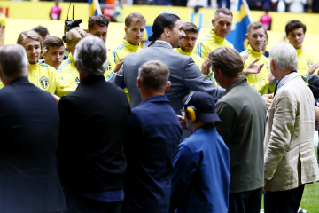 Zlatan gillar att showa inför publik. men nu har han för första gången sagt ja till att bli föreläsare vid en konferens Dessutom med ämnet "konsten att vara kaxig" Foto: Stefan Jerrevång / TT