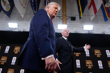 Infantino visste hur vänlig och omtänksam han skulle vara inför denne Donald Trump. (AP Photo/Jacquelyn Martin