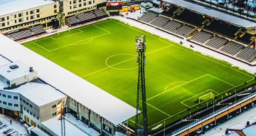 Aspmyra Stadion, med sön kvar utanför sidlinjerna. Det är här som Bodö/Glimt fäller det ena storlaget efter det andra.