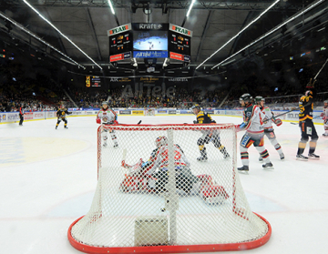 Inget lockar fler besökare än matcher i SHL. Snittet för den här säsongen är imponerande 7 000 åskådare. Då blir intäkterna - och apelararvoden därefter.