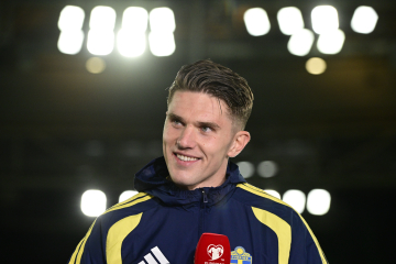 Nyduschad ocvh omsvärmad kom Viktor Gyökeres ut till de svenska fansen sm hyllade hoom mer och mer. oto: Jonas Ekströmer / TT