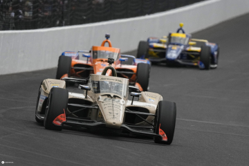 Tajt ligger konkurrenterna när slutstriden väntar. Men här, med bara några meter kvar av Indy 500 avgör Felix Rosenqvist loppet på Indianapolis Motor Speedway i Indianapolis.2026. Foto: Michael Conroy, AP Photo/) INMC137