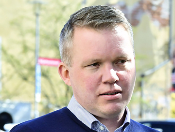 Anders Larsson är Svenska Hockeyförbundets ordförande, men lockad av ett internationellt uppdrag. Då kan han hamn på dubbla stolar och f ytterst svårt att stå för sin åsikt.