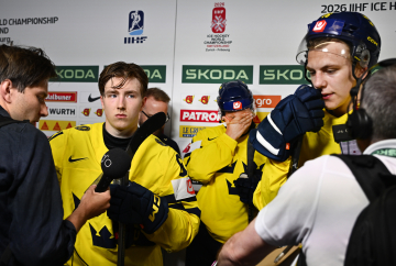 Inte särskilt muntra. Viggo Björck, Ivar Stenberg och Jack Berglund är av förklarliga skäl något molokna ut. Men den här VM-turneringen blev också dyster för Tre Kronor. Foto: Anders Wiklund/TT