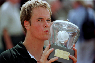 Det var då det. Svenska tennisvinnnare fanns det gott om. Du kan säkert räkna upp många av dem, Här har Magnus Norman vunnit en final över en annan svensk, AndreasVinciguerran och ger den traditionella segerkyssen på trofén. Foto: Stefan Lindblom/SCANPIX